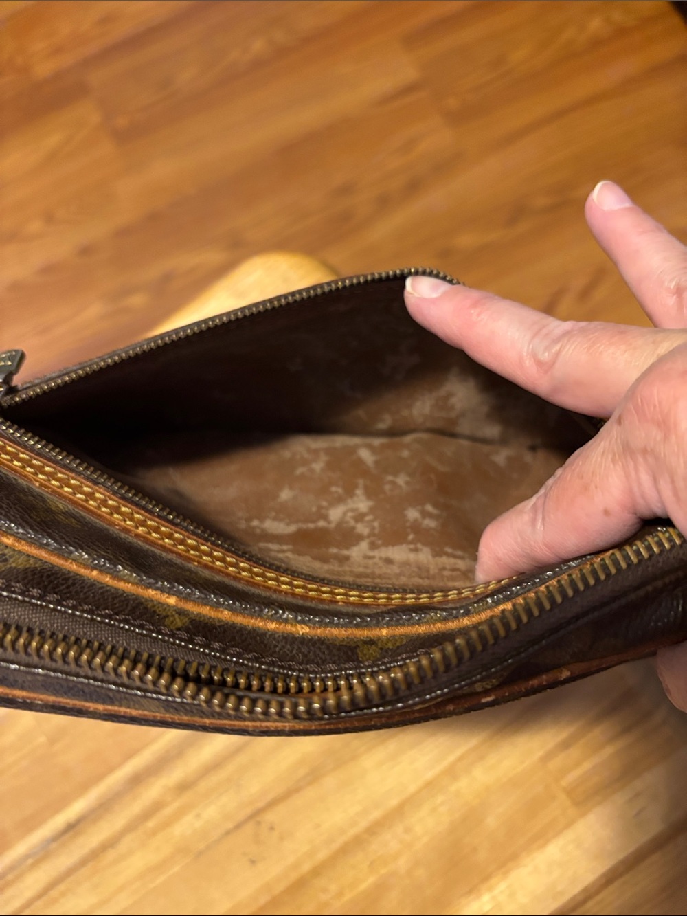 BUY THE CLUTCH/WRISTLET AT ASKING PRICE AND GET THE WALLET INCLUDED FOR FREE. - Picture 14 of 16
